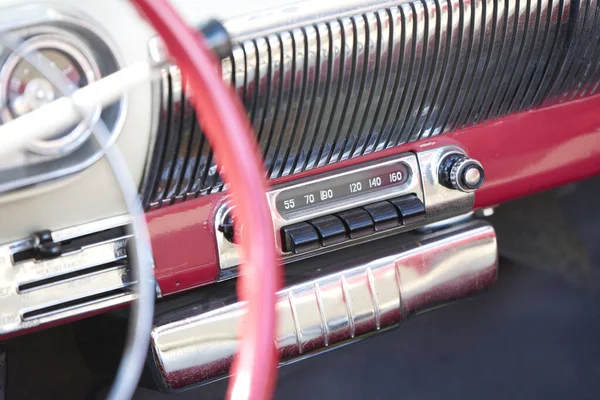 Une Mise Point Sélective Radio Une Voiture Vintage — Photo