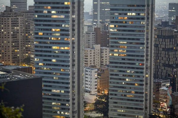 Över Ett Urbant Område Med Moderna Skyskrapor Dyster Himmel Bakgrund — Stockfoto