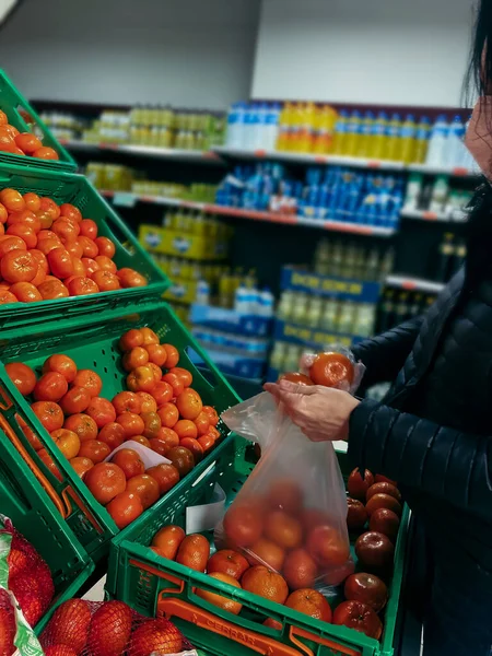 Selective Focus Oman Kupujący Mandarynkowe Pomarańcze Supermarkecie Zabezpieczonym Przed Koronawirusem — Zdjęcie stockowe