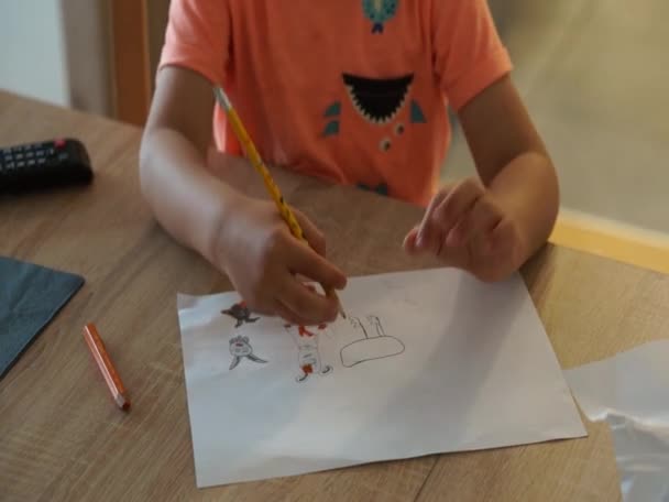 Młody Chłopiec Rysunek Ołówkiem Białym Papierze Przy Stole — Wideo stockowe