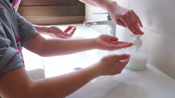 Femme Laver Les Mains Dans Salle Bain — Video