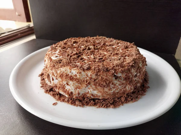 白い皿の上にチョコケーキのクローズアップショット — ストック写真