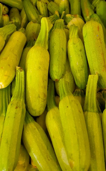 Вертикальний Дріб Купи Zucchinis Ринку — стокове фото