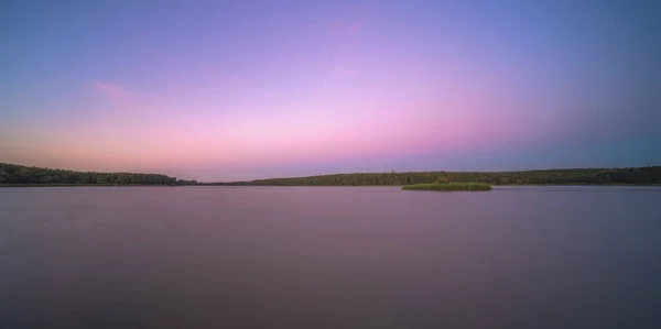 Μια Καταπληκτική Λήψη Μιας Ανακλαστικής Λίμνης Ένα Όμορφο Φόντο Ηλιοβασίλεμα — Φωτογραφία Αρχείου