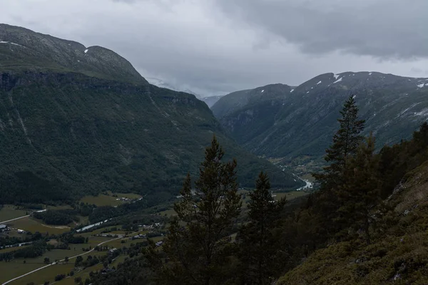 Plan Aérien Montagnes Avec Une Rivière Coulant Dans Vallée Ciel — Photo