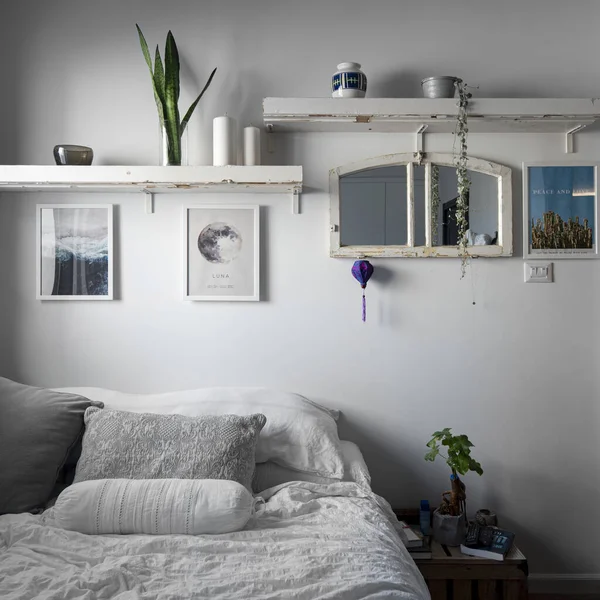 Interior Dormitorio Con Muebles Blancos Una Manta Blanca Almohadas Cama — Foto de Stock