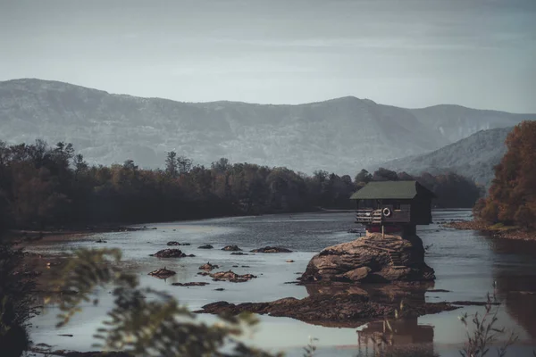 Beau Lac Calme Avec Une Petite Maison Entourée Montagnes Sous — Photo