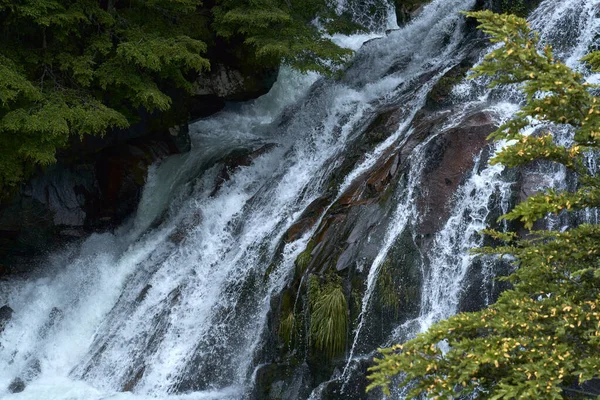 Uma Bela Cachoeira Escondida Entre Florestas Entre Montanhas Altas Remotas — Fotografia de Stock