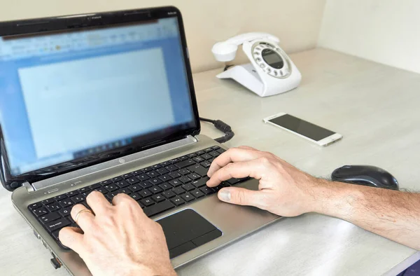 Männliche Hände Arbeiten Laptop Tastatur — Stockfoto