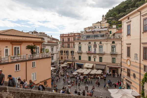 Amalfi Olaszország 2019 Június Amalfi Főtere Olaszországban Tele Turistákkal Látogatókkal — Stock Fotó