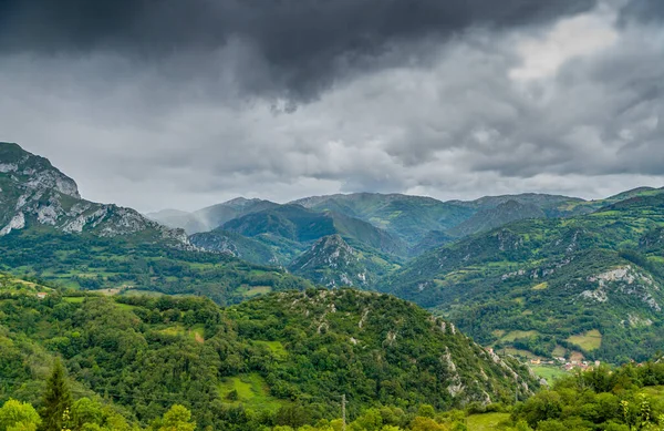 Krásná Hornatá Krajina Pod Zataženou Oblohou Asturii Španělsko — Stock fotografie