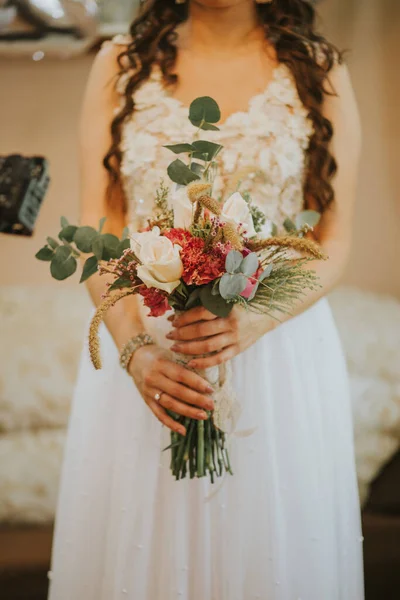 Eine Braut Posiert Mit Einem Kreativ Zerzausten Brautstrauß — Stockfoto