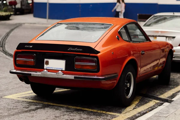 Andora August 2015 Selective Focus View Classic Car日産のダットサン240Zが雨の日にアンドラに駐車しました 日産1969年から1973年のクラシックスポーツカー — ストック写真