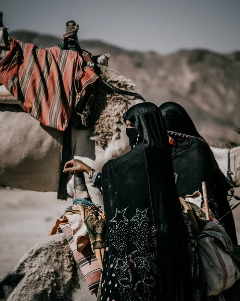 Ein Flacher Fokus Arabischer Menschen Die Burkas Einer Wüste Unter — Stockfoto