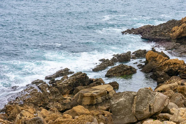 サンタンデールスペインの岩を打つ波と海の美しい景色 — ストック写真