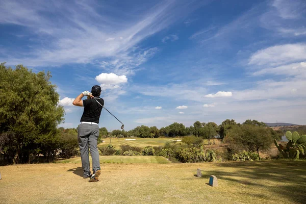 Jugador Golf Masculino Golpeando Pelota Durante Día — Foto de Stock