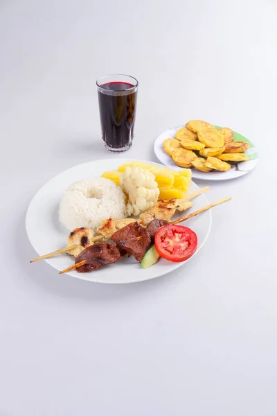 Peruánské Jídlo Zvané Anticucho Špejlemi Grilovaného Kuřete Rýže Kukuřice Yuccy — Stock fotografie