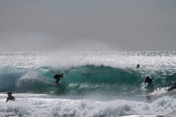 Maroubra Austrália Mar 2015 Surfista Surfando Uma Onda Azul Turquesa — Fotografia de Stock