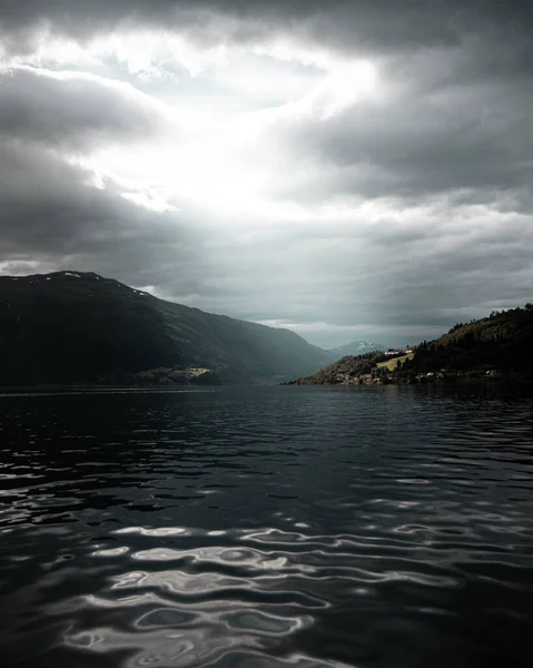 Tiro Vertical Lago Cercado Por Colinas Florestadas Sob Céu Nublado — Fotografia de Stock