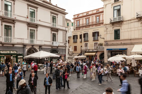 Amalfi Itálie Června 2019 Náměstí Amalfi Itálii Plné Turistů Návštěvníků — Stock fotografie