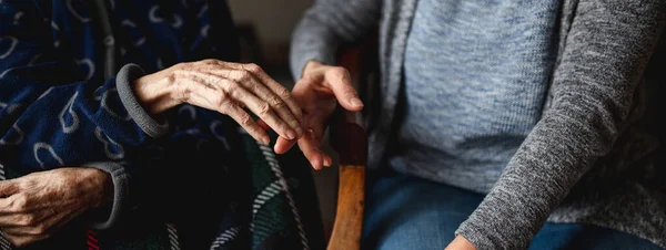 Una Mujer Cogida Mano Una Anciana Concepto Cuidado Familiar — Foto de Stock