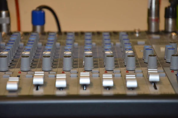 专业的音频混音控制台与读取机和调整旋钮和Xlr连接器 无线电设备选择重点 — 图库照片