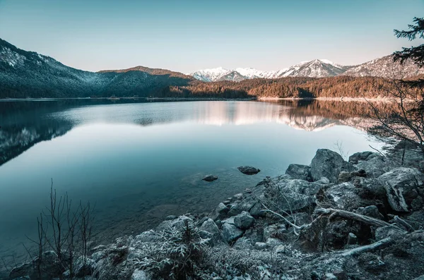 Вид Озеро Біля Гір Під Яскравим Небом — стокове фото