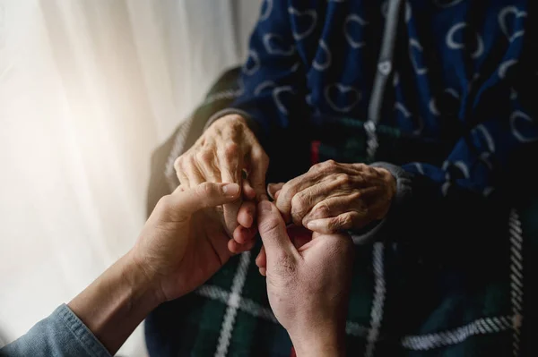 Een Zorgzame Kleinzoon Die Oma Handen Vasthoudt — Stockfoto