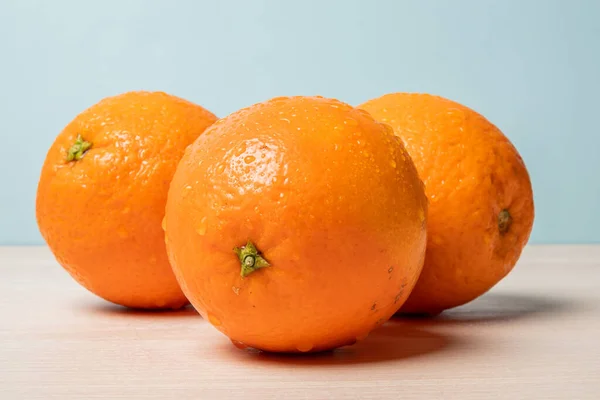 Primer Plano Las Naranjas Frescas Sobre Una Mesa — Foto de Stock