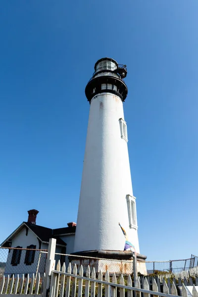 Ângulo Vertical Baixo Farol Contra Céu Azul Claro — Fotografia de Stock