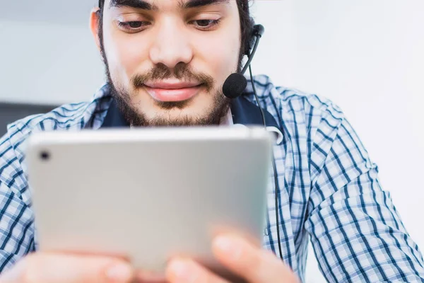 Een Gelukkige Man Kijkt Online Media Inhoud Een Tablet Zitten — Stockfoto