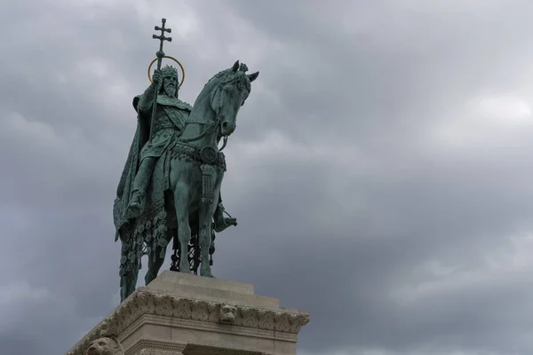 Budapest Hungría Marzo 2020 Estatua San Esteban Frente Iglesia Matías — Foto de Stock