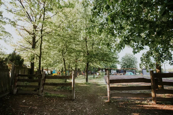 公園内にアトラクションがある子供の遊び場 — ストック写真