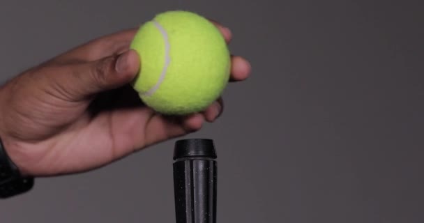 Элегантный Зелёный Теннисный Мяч Закреплённый Чёрной Палочке — стоковое видео