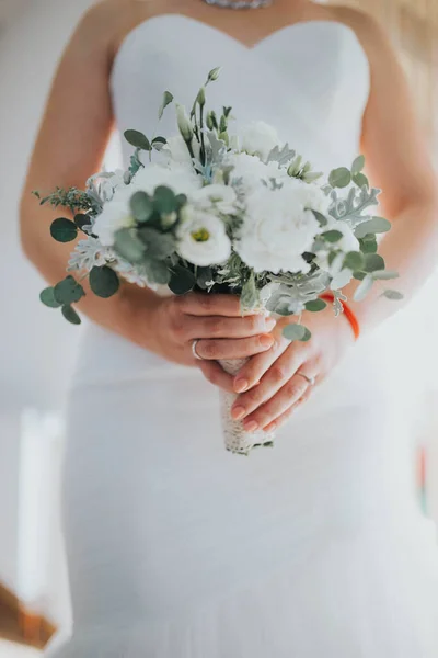 Une Mariée Dans Une Robe Blanche Tenant Bouquet Mariage Soigné — Photo