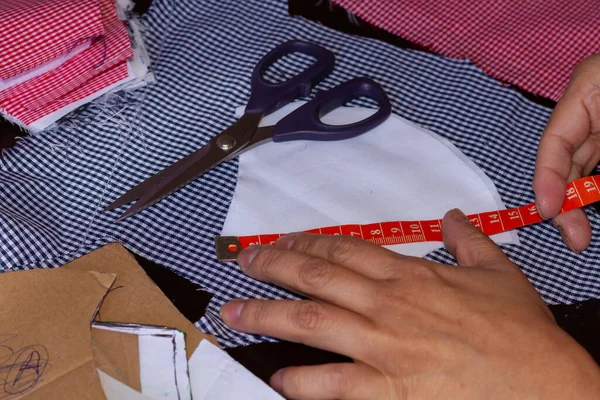 Tiro Close Uma Costureira Fazendo Várias Máscaras Pano Novo Conceito — Fotografia de Stock