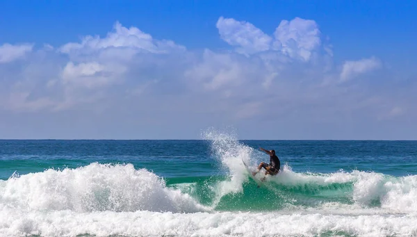 晴れた夏の日に海の波に乗ってサーファーのクローズアップショット — ストック写真