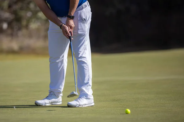 Jogador Golfe Masculino Batendo Bola Usando Sapatos Brancos — Fotografia de Stock