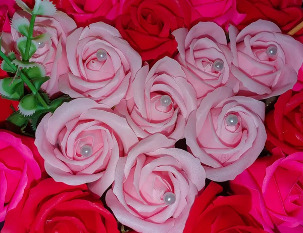 Ένα Κοντινό Ένα Μπουκέτο Από Ροζ Τεχνητά Τριαντάφυλλα — Φωτογραφία Αρχείου