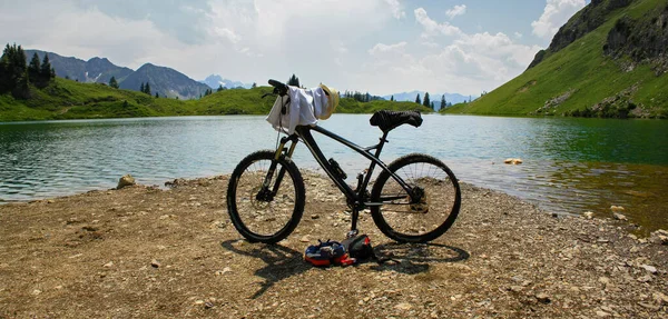 Bicicleta Salto Natación Lago Seealpsee Allgaeu Bavaria Germany — Foto de Stock