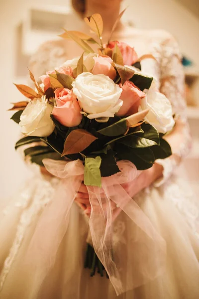Eine Elegante Braut Posiert Mit Einem Schönen Strauß Mit Weichen — Stockfoto
