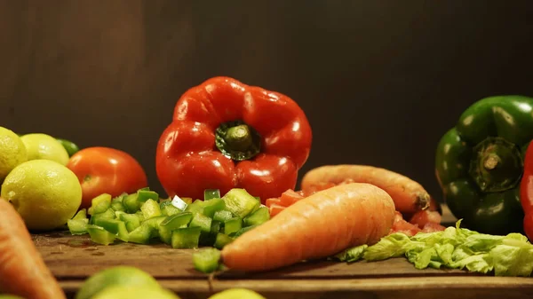 Красная Паприка Морковь Другие Нарезанные Овощи Коричневом Фоне — стоковое фото