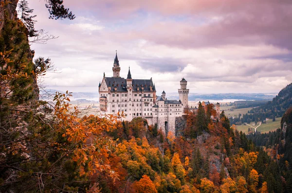 Una Vista Fascinante Del Castillo Neuschwanstein Una Colina Con Montañas — Foto de Stock