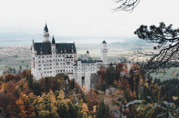 Fascynujący Widok Zamek Neuschwanstein Wzgórzu Jesiennymi Górami Schwangau Niemcy — Zdjęcie stockowe