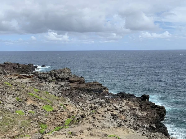 Eine Wunderschöne Landschaft Der Küste Mit Vulkanischen Felsen Auf Der — Stockfoto