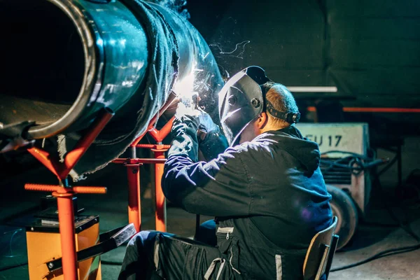 工場で保護ヘルメットと溶接鋼を身に着けている溶接機の浅い焦点 — ストック写真