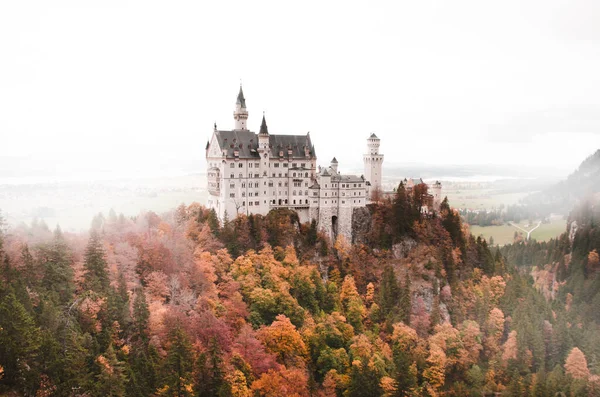 德国施旺高一座山上的新斯旺斯坦城堡迷人的景色 — 图库照片