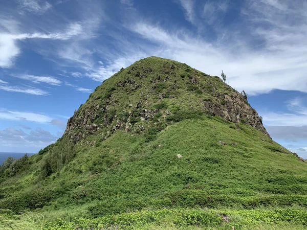 夏威夷毛伊岛一座绿色火山岩山景的特写镜头 — 图库照片