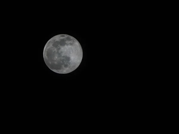 Прекрасний Повний Місяць Ізольований Темно Чорному Фоні Неба — стокове фото