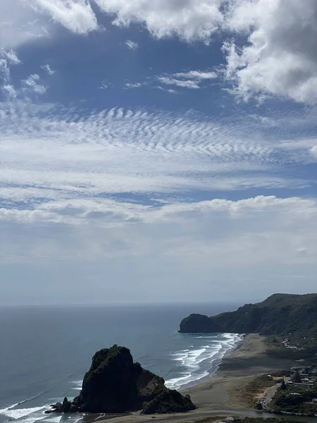 Eine Luftaufnahme Des Schönen Welligen Ozeans Der Unter Dem Wolkenverhangenen — Stockfoto